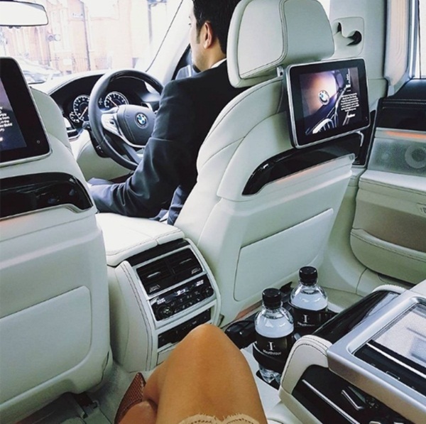 Giới siêu giàu chi cả trăm triệu để đưa rước từ nhà ra sân bay - 1 Siêu xe đón khách VIP tận nơi