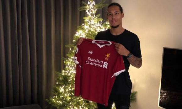 Sau thời gian dài theo đuổi, cuối cùng, Liverpool đã chính thức sở hữu trung vệ Virgil van Dijk. Thế nhưng, họ cũng phải chi ra số tiền rất lớn để hoàn tất vụ này. Với mức phí 75 triệu bảng, Virgil van Dijk đã trở thành hậu vệ đắt giá nhất bóng đá thế giới.