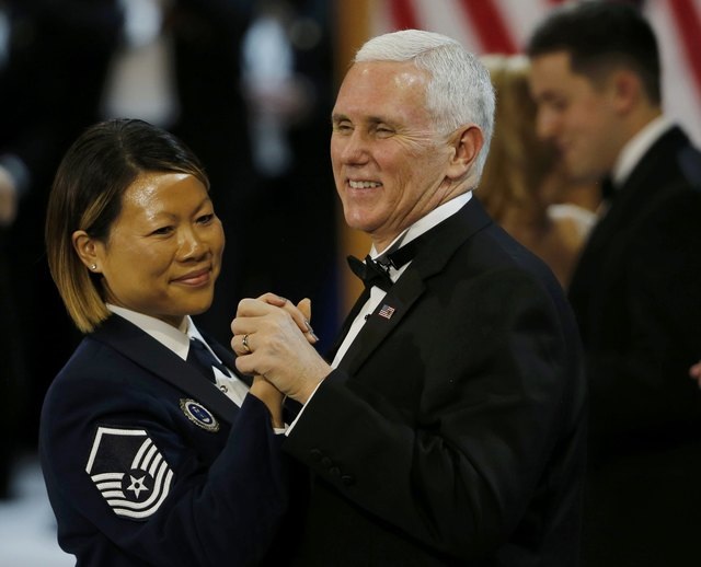 Vợ chồng tân Tổng thống Trump tình tứ trong tiệc khiêu vũ ăn mừng - 16
Phó Tổng thống Mike Pence khiêu vũ cùng một nữ quân nhân. (Ảnh: Reuters)