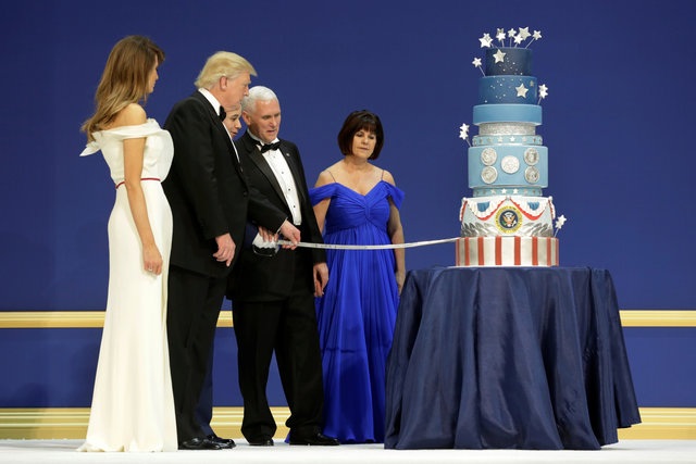 Vợ chồng tân Tổng thống Trump tình tứ trong tiệc khiêu vũ ăn mừng - 17
Nghi thức tại tiệc khiêu vũ. (Ảnh: Reuters)