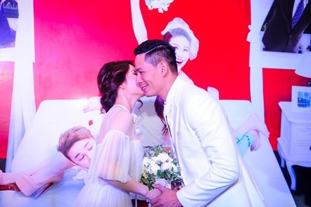 Loạt “cảnh nóng”, pha diễn ướt át của Bình Minh với các “người tình” màn ảnh - 11 Linh San sau đó còn bất ngờ hôn lên trán Thiên Minh khiến nhiều khán giả hò reo, vỗ tay chúc mừng.