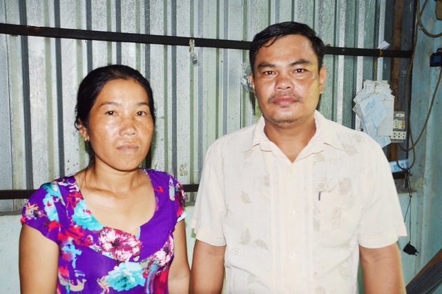 Bị lừa đi xuất khẩu lao động, nhiều người dân mất hàng trăm triệu đồng - 1 Vợ chồng anh Sơn Sô Đa bị lừa mất 3.000 USD vì tin lời cò xuất khẩu lao động sang Mỹ.