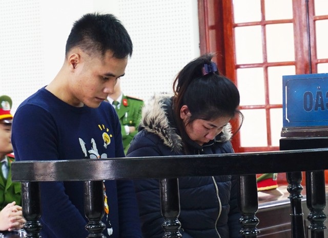 Bán con người nhưng xin hưởng án nhẹ vì... thương con mình - 1 Vi Văn Toán và Moong Thị Búa tại phiên tòa ngày 29/12/2017