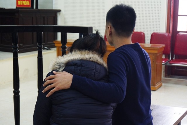 Bán con người nhưng xin hưởng án nhẹ vì... thương con mình - 2 Vi Văn Toán động viên vợ sau khi xin nhận tội thay bất thành
