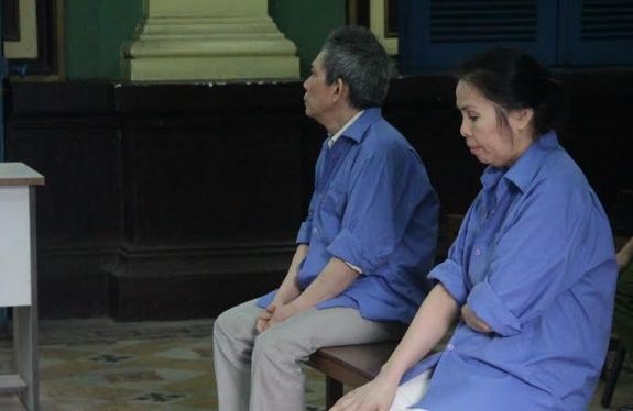 Nhiều đại gia sập bẫy cặp vợ chồng lừa đảo hàng trăm tỷ đồng - 1 Các bị cáo tại tòa