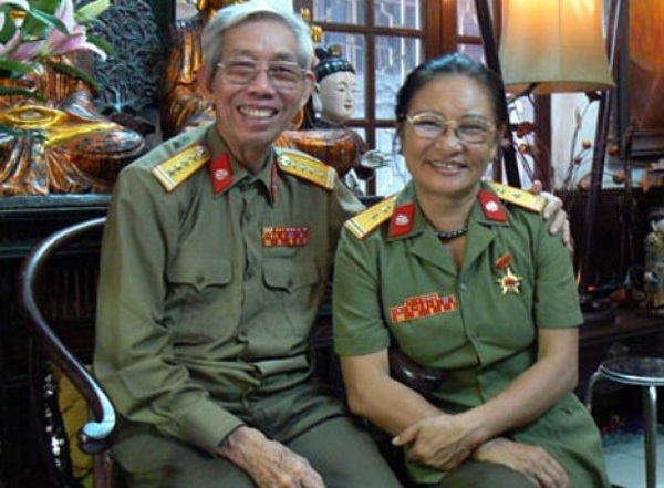 Vợ nhạc sỹ Thuận Yến: “Chúng tôi không cần lời xin lỗi gửi qua báo…” - 1
Nghệ sỹ Hồ Thanh Hương và chồng - cố nhạc sỹ Thuận Yến. Ảnh: TL.