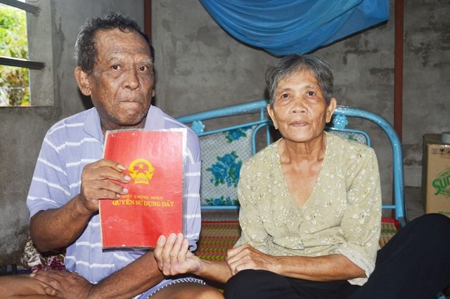 Tòa tuyên người có giấy tờ thua kiện, người thắng kiện chẳng có “mảnh giấy lận lưng”! - 3 Vợ chồng ông Danh Ler mong vụ việc sẽ được tòa cấp trên xử công bằng, trả lại quyền lợi chính đáng cho gia đình ông.