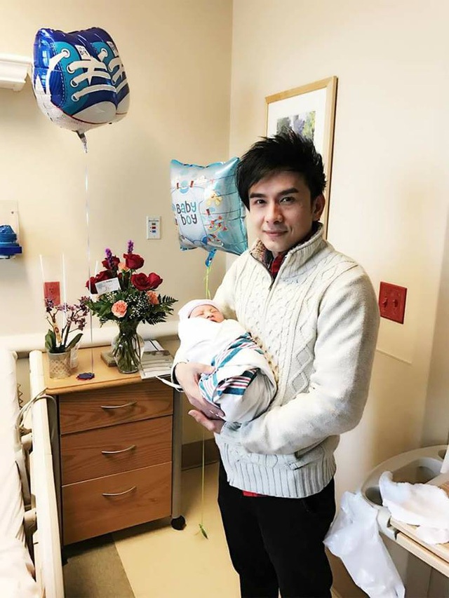 Lời xin lỗi của Việt Hương, dàn nghệ sĩ tiếc thương Trần Lập - 10 Nam ca sĩ Đan Trường chia sẻ tin vui khi con trai đầu lòng đã được hạ sinh tại Mỹ vào sáng ngày 26/2 (giờ địa phương), nặng 3,5 kg bằng phương pháp sinh thường.