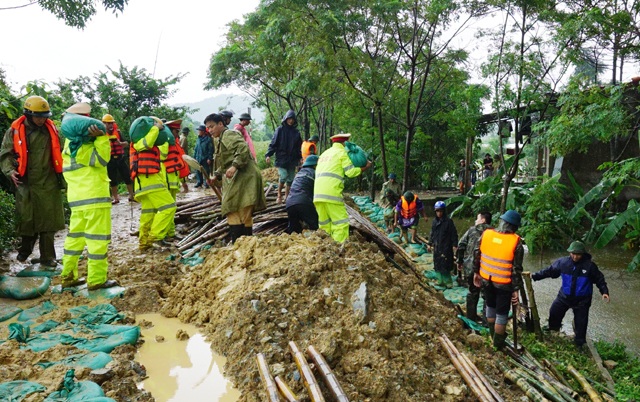 Hơn 500 người cứu đê sông Vinh có nguy cơ vỡ - 8
Hơn 500 người được huy động để cứu đê sông Vinh khỏi nguy cơ bị vỡ vào sáng ngày 13/10