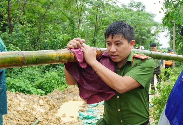 Hơn 500 người cứu đê sông Vinh có nguy cơ vỡ - 7 ... công an được huy động ra cứu đê