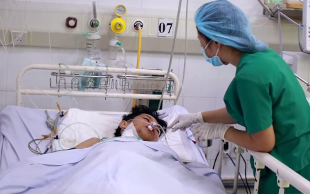 Cứu sống bệnh nhân vỡ gan, dập ruột mất máu cấp - 2 Sau cuộc phẫu thuật khẩn nguy, người bệnh đã qua được cơn nguy kịch