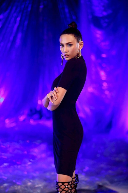 Có lúc cô chọn trang phục ôm sát khoe số đo ba vòng nóng bỏng nhưng vẫn thể hiện biểu cảm sắc lạnh trên gương mặt.