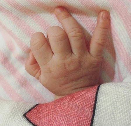Vợ ca sĩ Lam Trường đã sinh con gái tại Mỹ - 1
Hình ảnh đáng yêu của con gái được vợ Lam Trường chia sẻ trên trang cá nhân