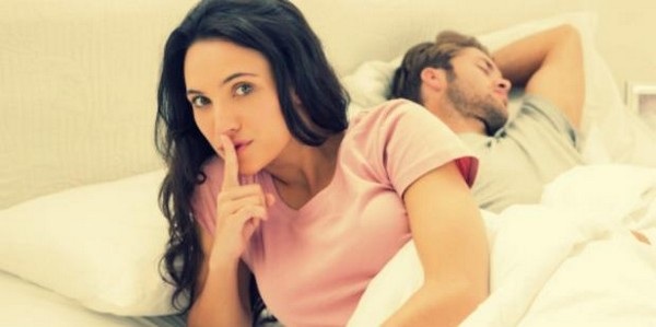 Cô gái thuê người làm chồng khi xuất hiện tại các sự kiện vì “ông xã” quá xấu - 1 Dù đã kết hôn nhưng nữ doanh nhân vẫn bí mật thuê một người hộ tống trong vai chồng mình khi xuất hiện ở những nơi đông người (Ảnh minh họa)