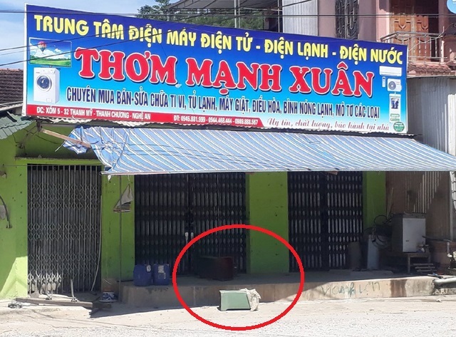 Vụ mang tiền hụi đi “cúng chùa”: Con trai chủ hụi tố bị chiếm đoạt hơn một trăm triệu đồng - 1 Cửa hàng của gia đình bà Oanh đóng cửa sau khi bị người chơi hụi đến siết nợ. Két sắt và một số đồ vật vứt chỏng chơ bên ngoài