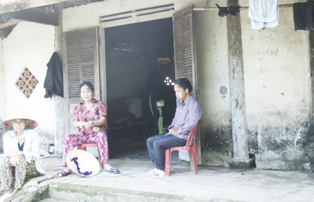 Vụ mang tiền hụi đi “cúng chùa”: Con trai chủ hụi tố bị chiếm đoạt hơn một trăm triệu đồng - 2 Tin tưởng vào đường dây phường hụi lâu năm của bà Oanh, gần 200 trường hợp đã đổ vào đây hơn 8 tỷ đồng, trong đó có nhiều người hoàn cảnh hết sức khó khăn, dùng tiền tiết kiệm hoặc cắm sổ đỏ cho ngân hàng để lấy tiền đóng hụi lấy tiền lãi