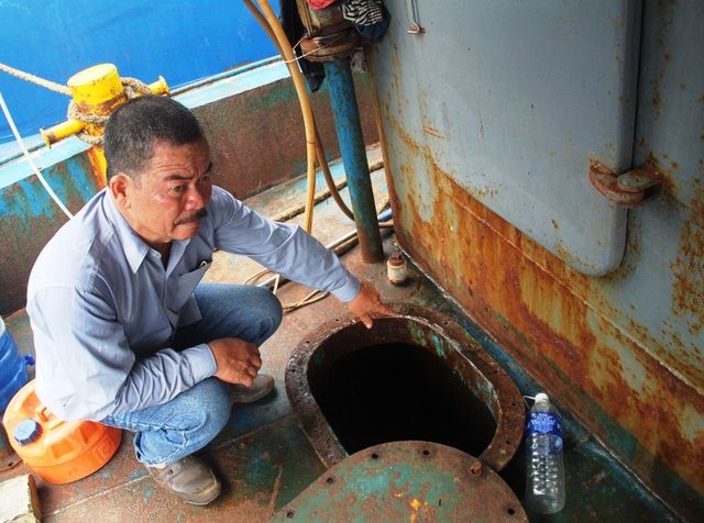 Những doanh nghiệp bất chấp quyền lợi của ngư dân - những người vốn đã khốn khó - 1
Chú thích ảnh: Ngư dân Nguyễn Văn Lý (trú xã Mỹ Đức, huyện Phù Mỹ, Bình Định), bức xúc vì tàu cá vỏ thép BĐ 99004 TS do Công ty TNHH Đại Nguyên Dương vừa hạ thủy không lâu đã rỉ sét, hư hỏng nghiêm trọng, gây thiệt hại lớn cho gia đình. (Ảnh TL Dân trí)