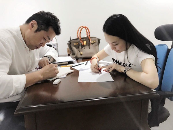 Hương Baby sang Hàn Quốc học những công nghệ mới nhất về làm đẹp - 2 Không chỉ nâng cao tay nghề về chăm sóc da, lần sang Hàn Quốc này, Hương Baby đã hoàn thành khóa học phun xăm và lấy được bằng quốc tế về lĩnh vực này.