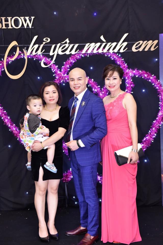 Ca sĩ Minh Khánh: Cứ làm bằng tâm và chữ tín thì thành công sẽ đến - 2 Minh Khánh bên vợ con và người thân.