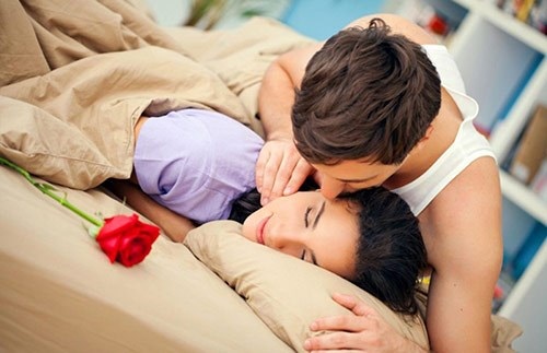 Chồng vừa ôm bồ, vừa alo chúc mừng sinh nhật vợ - 1 Chồng vừa ôm bồ, vừa alo chúc mừng sinh nhật vợ - 1