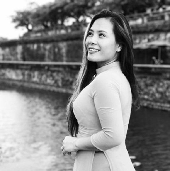 Thủy Tiên mong ước tuổi già giản dị bên Công Vinh, Trấn Thành thương vợ vì scandal - 2 MC Phan Anh chia sẻ hình ảnh bà xã mặc áo dài duyên dáng trong chuyến du lịch cùng gia đình ở Huế. Anh chia sẻ đầy tình cảm: “Tôi luôn biết người mình yêu không phải là người phụ nữ đẹp nhất thế giới, nhưng tôi tin rằng không có người đàn ông nào khác trên thế giới có thể nhìn thấy hết vẻ đẹp của cô ấy như tôi”.