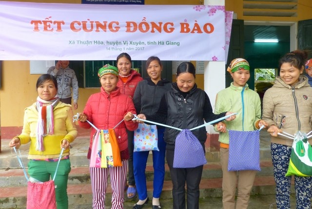 Du học sinh Việt tại Úc tặng quà Tết tới đồng bào vùng cao - 4 Du học sinh Việt tại Úc tặng quà Tết tới đồng bào vùng cao - 4