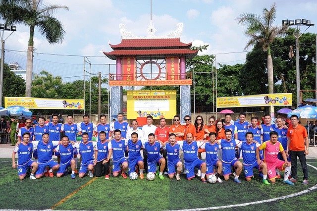 Diễn viên Việt Anh chia sẻ: “Ở đội bóng V-Stars của chúng tôi cũng có rất nhiều cựu danh thủ như Minh Hiếu, Mạnh Dũng, Như Thuần… Chúng tôi đá bóng vì đam mê và hoạt động thiện nguyện. Tất cả mọi người đều rất thân thiện, chân thành”. Việt Anh cho biết, CLB đã lên kế hoạch dự kiến cho chuyến thiện nguyện tại Bắc Ninh ngay trong tháng đầu tiên của năm mới 2018. (Ảnh: Việt Hùng).