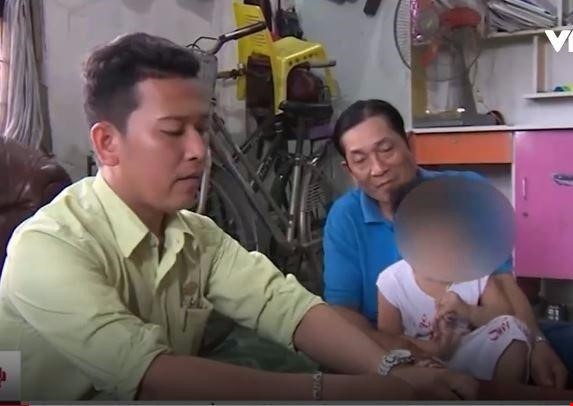 TPHCM: Không chịu ngủ trưa, bé trai bị bảo mẫu cột dây thun vào dương vật? - 1 Cháu bé con anh N. bị dây thun thắt vào dương vật suýt bị hoại tử (Ảnh VTV)