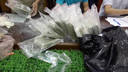 Vụ nổ súng bắt 100 bánh heroin: Truy tìm kẻ giấu mặt - 3 Tang vật của vụ án gồm 100 bánh heroin và 181 viên ma tuý tổng hợp cùng hơn 200 triệu đồng.