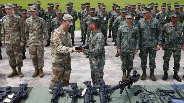 Tổng thống Duterte xác nhận Mỹ cấp vũ khí giúp Philippines chống phiến quân - 1 Chỉ huy lực lượng lính thủy đánh bộ Philippines Emmanuel Salamat (thứ 4 từ phải sang) nhận lô vũ khí mới do quân đội Mỹ chuyển giao ngày 5/6 (Ảnh: Philstar)