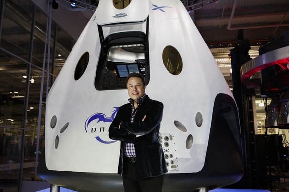 Kế hoạch đưa người lên sao Hỏa và lập căn cứ trên Mặt Trăng của Elon Musk - 3
Ông Elon Musk và chiếc ta-xi vũ trụ Dragon V2.