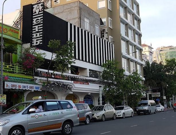 "Đột kích" quán bar bị ngưng kinh doanh, phát hiện nhiều khách "chơi" ma tuý - 1 Bar 18, trước đây là vũ trường V18 là địa điểm ăn chơi khá nổi tiếng ở Cần Thơ, nơi đây cũng xảy ra nhiều vụ đâm chém nhau
