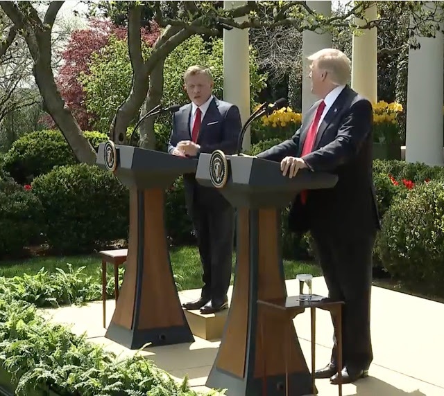 Vua Jordan đứng trên hộp để cải thiện chiều cao trong họp báo với ông Trump - 1
Hai nhà lãnh đạo Mỹ và Jordan trong cuộc họp báo hôm qua (Ảnh: Twitter)