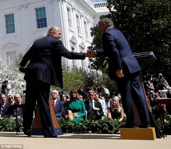 Vua Jordan đứng trên hộp để cải thiện chiều cao trong họp báo với ông Trump - 2 Vua Jordan đứng trên hộp để cải thiện chiều cao trong họp báo với ông Trump - 2