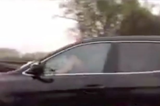 Cặp đôi vừa làm "chuyện ấy" trên ô tô vừa lái xe với vận tốc 70km/h - 1 Cặp đôi vừa làm "chuyện ấy" trên ô tô vừa lái xe với vận tốc 70km/h - 1