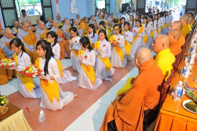Phong tục đón ngày lễ Vu Lan ở các nước có gì khác biệt? - 1 Lễ Vu Lan báo hiếu mẹ cha ở Việt Nam. Ảnh: Internet