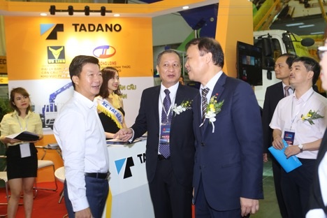 Ô tô Vũ Linh mang những cái "Nhất" tới triển lãm Auto Expo 2017 - 1 Ô tô Vũ Linh mang những cái "Nhất" tới triển lãm Auto Expo 2017 - 1