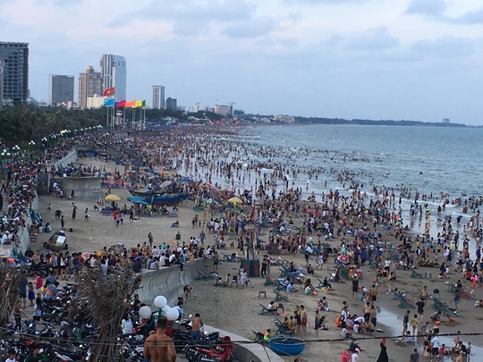 Nhìn lại những hình ảnh đông “nghẹt thở” dịp lễ 30/4 – 1/5 - 4 Ngày 1-5, lượng khách tại bãi biển Vũng Tàu quá đông, bãi biển chật cứng người. Nhiều du khách không thở được đành trả phòng quay về nhà hoặc đi tìm chỗ du lịch mới ở các tỉnh lân cận. Ông Trần Bá Việt, Trưởng phòng Văn hóa thông tin TP Vũng Tàu uớc tính trong 2 ngày 29-4 và 30-4, có khoảng 100.000 lượt khách đã tới Vũng Tàu để tắm biển, nếu tính cả lượng khách tập trung tại các nhà hàng, quán ăn thì còn cao hơn nhiều. (Ảnh: NLĐ)