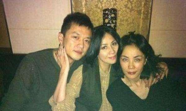 Những hình ảnh hiếm hoi về "thiên hậu" Vương Phi - 7
Lưu Gia Linh chụp hình chung với Vương Phi và Lý Á Bằng, chồng cũ của Vương Phi. Khi Lý Á Bằng và Vương Phi ly dị vào năm 2013, Lưu Gia Linh đã ở bên cô bạn thân và ủng hộ cô rất nhiều.
