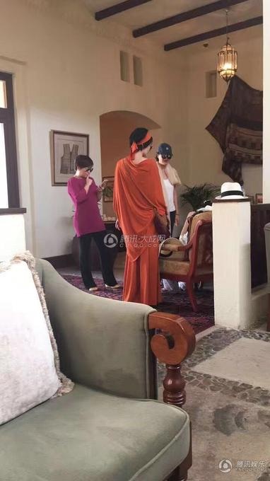 Bị chỉ trích vô trách nhiệm với con, Vương Phi tung ảnh đi nghỉ cùng con gái - 5
Mẹ con Vương Phi đi cùng một nhóm bạn của cô. Họ nghỉ tại khách sạng sang trọng ở Dubai. Ở tuổi 47, Vương Phi được khen vẫn trẻ đẹp và thanh mảnh.