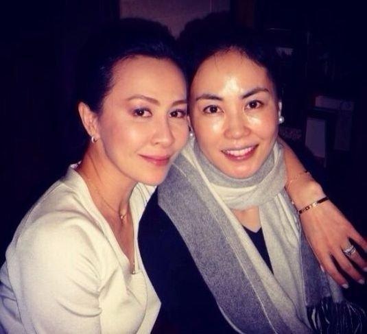 Những hình ảnh hiếm hoi về "thiên hậu" Vương Phi - 8
Lưu Gia Linh kết hôn với người bạn thân 20 năm - Lương Triều Vỹ. Và trong đám cưới của người đẹp họ Lưu, Vương Phi cũng có mặt để chúc phúc cho bạn thân.