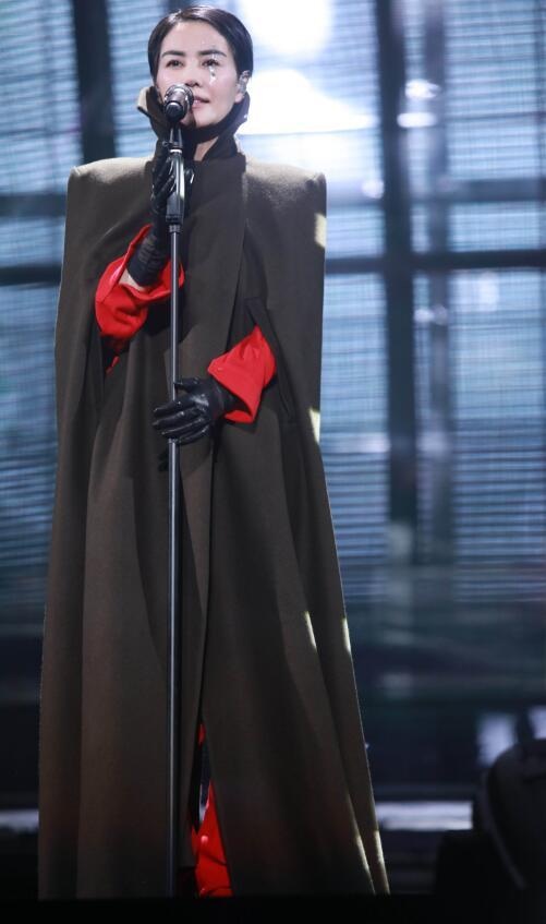 Tạ Đình Phong vắng mặt trong show diễn trở lại của Vương Phi - 4
Vương Phi là một giọng ca nổi tiếng tại châu Á nhưng cô đã ngừng ca hát từ năm 2006 đến nay sau khi lập gia đình với nam diễn viên Lý Á Bằng. Suốt 10 năm qua, người hâm một luôn chờ đợi sự trở lại của diva hàng đầu xứ hương cảng.