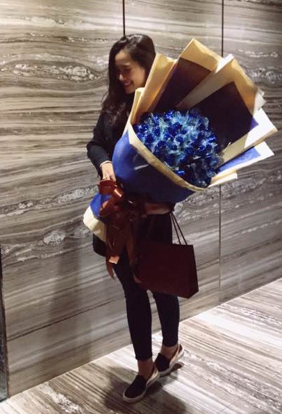 Vương Thu Phương bất ngờ khoe bó hoa to đùng được nhận trong ngày Lễ tình nhân với dòng status đầy tình cảm cùng nhiều icon nụ hôn nồng nàn: “Hậu Valentine, hoa chồng chọn,quà chồng mua”.