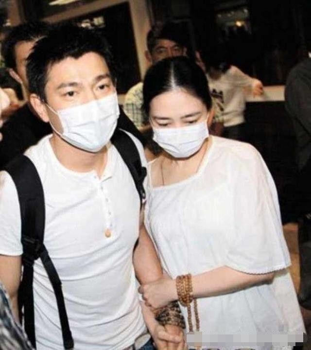 50 tuổi, "ngọc nữ" Vương Tổ Hiền trẻ đẹp như gái đôi mươi - 13
Dẫu vậy, Lưu Đức Hoa đã không lựa chọn Vương Tổ Hiển làm người bạn đời. Anh kết hôn với nữ diễn viên kiêm người đẹp Malaysia Carol Zhu vào năm 2008 sau 20 năm bí mật hò hẹn với cô. Lưu Đức Hoa chia sẻ, Carol Zhu khiến anh cảm động và chấp nhận làm người phụ nữ trong bóng tối của anh suốt 20 năm. Cặp đôi đã có một cô con gái và sắp có thêm đứa con thứ hai.