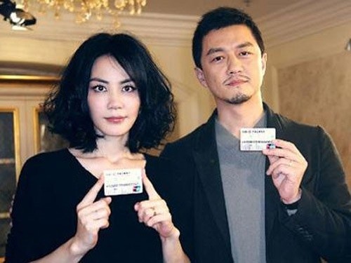 Chạm mặt tại một bữa tiệc, Vương Phi và Lý Á Bằng tránh nhau tuyệt đối - 6
Vương Phi và Lý Á Bằng từng có cuộc hôn nhân hoàn hảo. Cặp đôi vừa là đồng nghiệp vừa là cộng sự thân thiết trong các hoạt động xã hội. Họ cùng sáng lập một tổ chức từ thiện và tổ chức này vẫn hoạt động dù hai người chia tay nhau đó. Lý Á Bằng còn có quan hệ rất tốt với con gái riêng của vợ cũ. Anh vẫn quan tâm và chăm chút cho cô bé dù anh đã chia tay với Vương Phi.