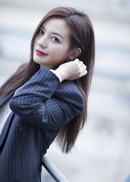 "Én nhỏ" Triệu Vy cuốn hút tại Pháp - 4
Chỉ cần qua bàn tay của thợ trang điểm, Triệu Vy dường như thành một người khác. Cô xinh đẹp và trẻ trung hơn.