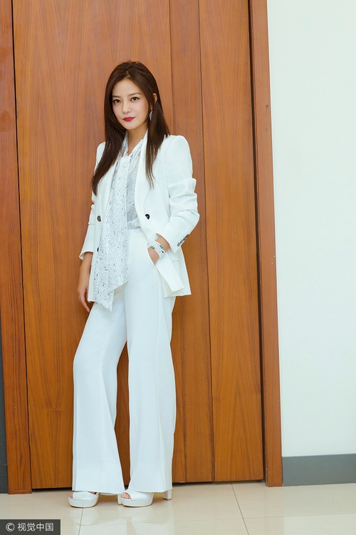 "Én nhỏ" Triệu Vy cuốn hút tại Pháp - 13
Vốn là người không quá điệu đà và cầu kỳ trong trang phục và phong cách trang điểm, Triệu Vy thường để mặt mộc và diện đồ rất giản dị khi không phải làm việc. Chính vì vậy, khi tham dự sự kiện, Triệu Vy lột xác hoàn toàn với những bộ đồ sành điệu và gương mặt được tút tát cẩn thận.