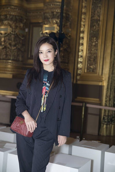 "Én nhỏ" Triệu Vy cuốn hút tại Pháp - 1
Ngày 2/10, Triệu Vy xuất hiện tại một sự kiện thuộc tuần lễ thời trang Paris, Pháp. Người đẹp 41 tuổi diện bộ đồ khá nam tính và trang điểm theo phong cách cổ điển với son đỏ.