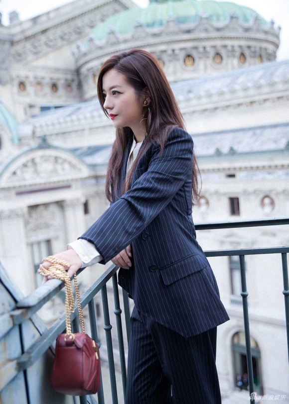 "Én nhỏ" Triệu Vy cuốn hút tại Pháp - 7
Én nhỏ vốn sở hữu gương mặt khá đẹp với đôi mắt to đen linh hoạt nhiều biểu cảm.