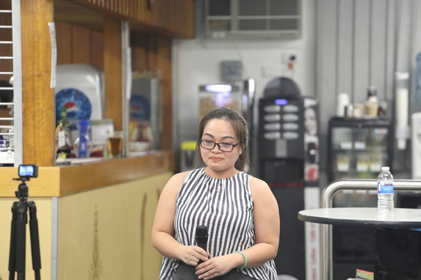 “Gửi yêu thương” mừng ngày 8/3 của SV Việt tại Canberra - 2
Tú Quyên với nhạc phẩm Con nợ mẹ (Ảnh: Hoàng Tiến Vũ)